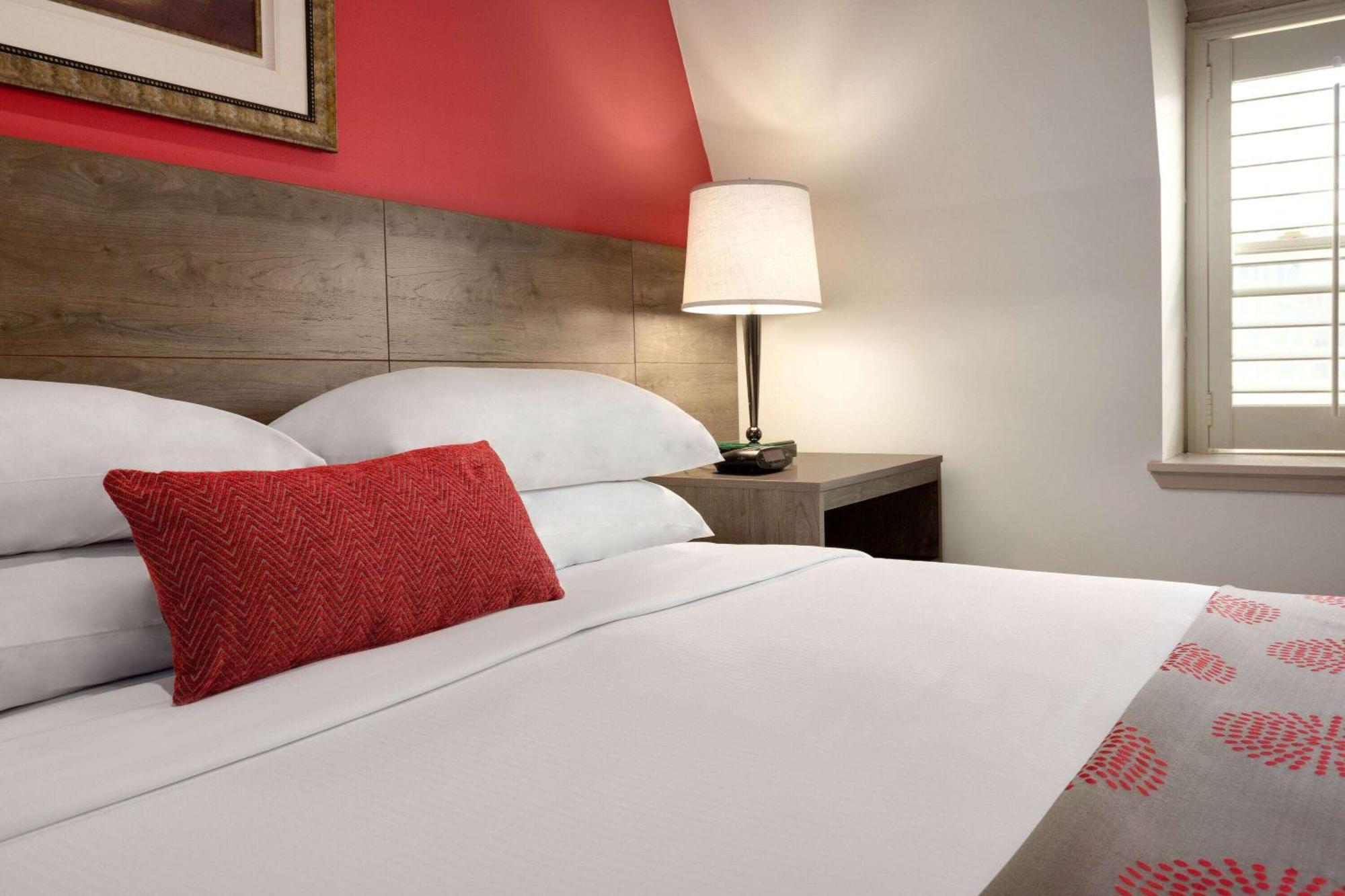 Ramada By Wyndham Oakland Downtown City Center Exterior photo
