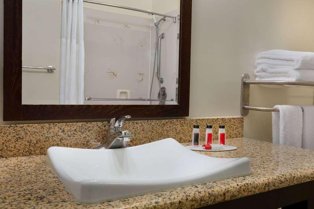 Ramada By Wyndham Oakland Downtown City Center Room photo