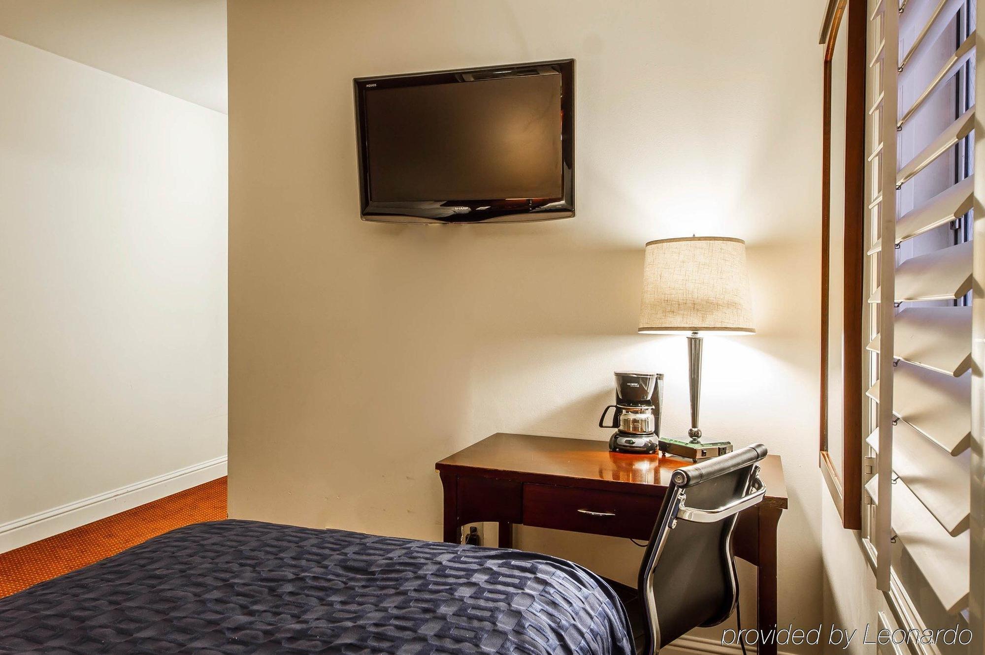 Ramada By Wyndham Oakland Downtown City Center Exterior photo