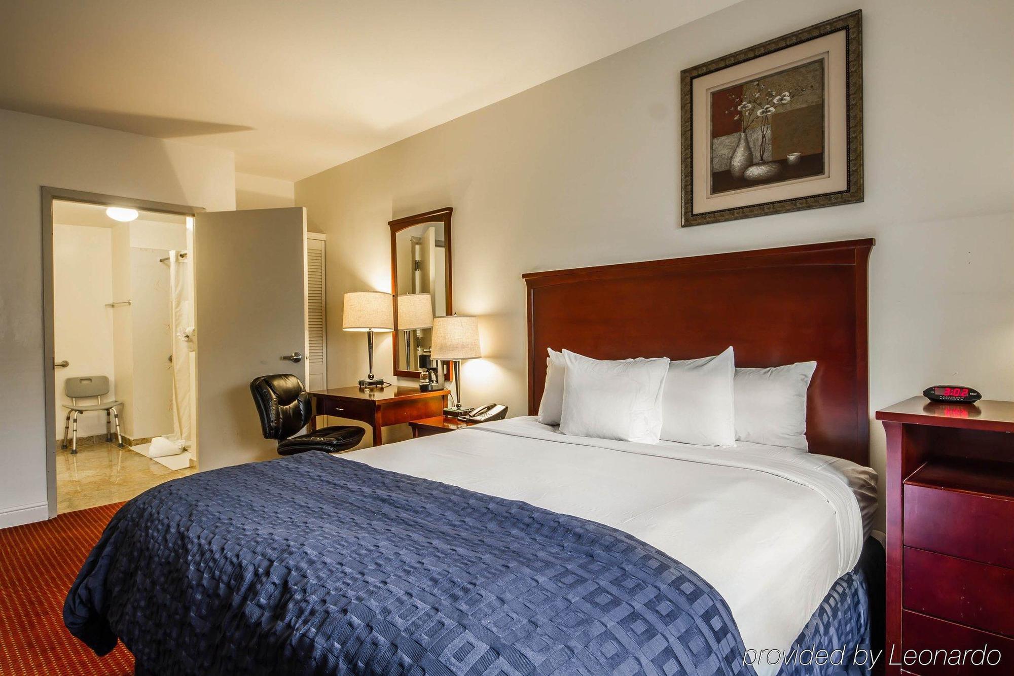 Ramada By Wyndham Oakland Downtown City Center Exterior photo