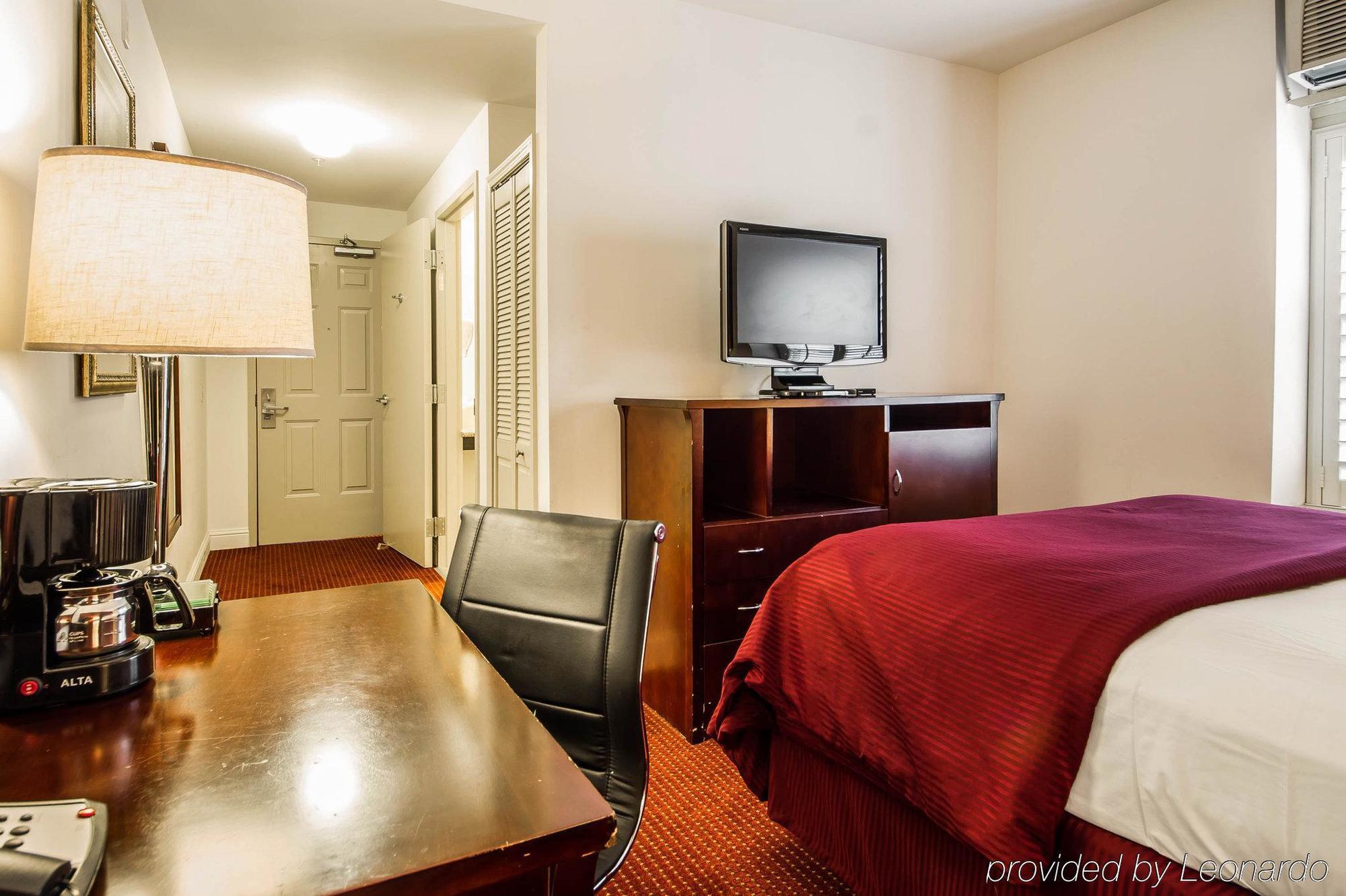 Ramada By Wyndham Oakland Downtown City Center Exterior photo
