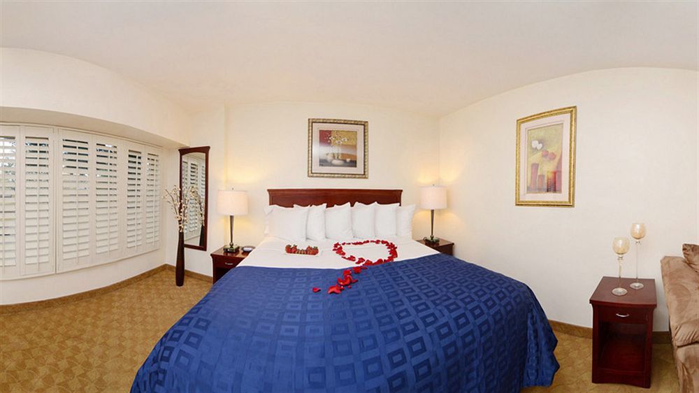 Ramada By Wyndham Oakland Downtown City Center Exterior photo