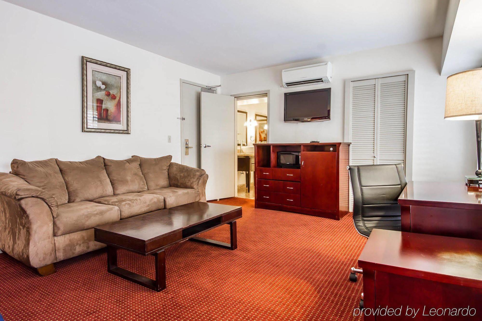Ramada By Wyndham Oakland Downtown City Center Exterior photo
